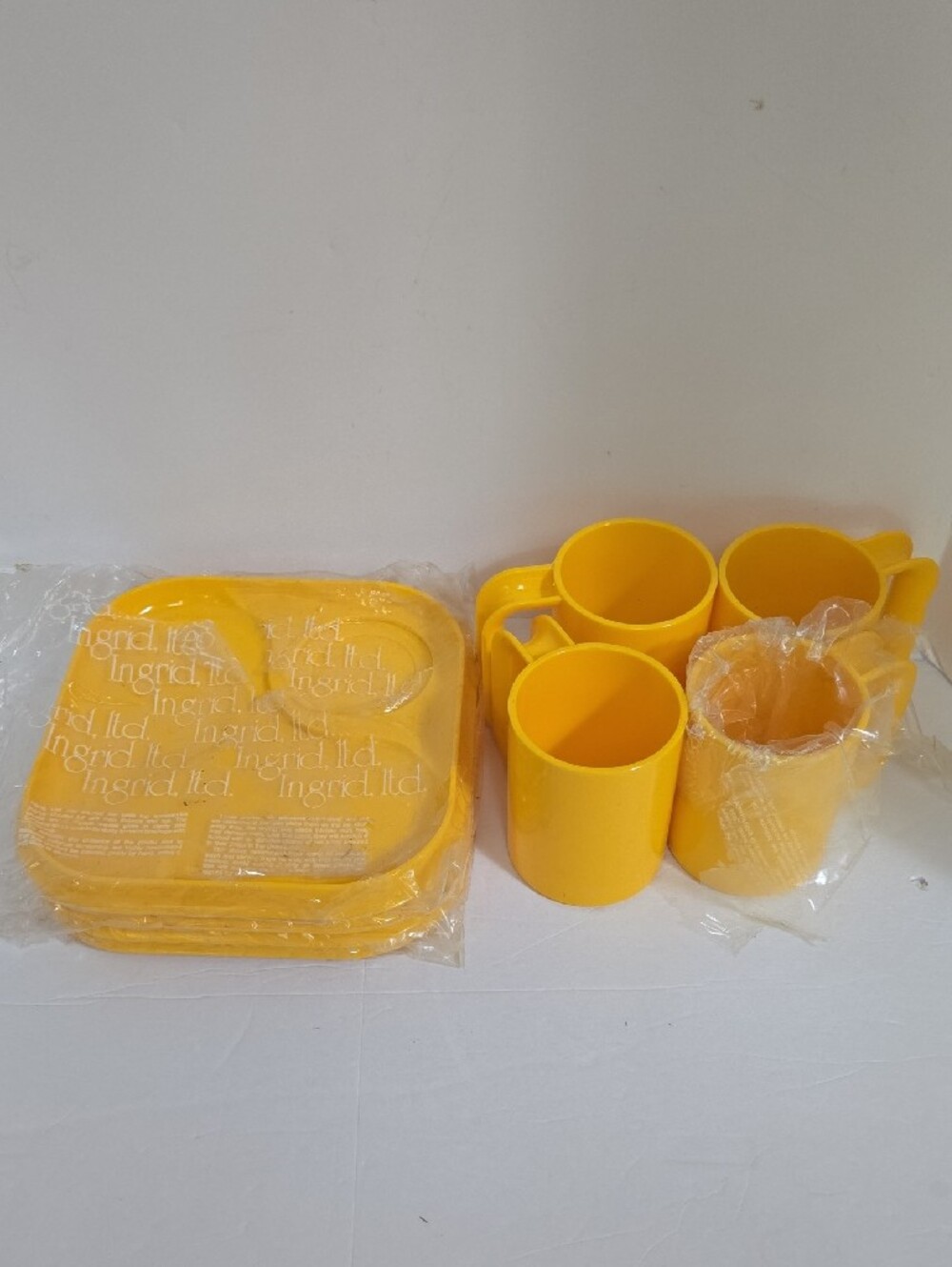Vintage Ingrid LTD Snax Set of 4 Yellow Plastic 4 Snack Trays Plates And 4 Mugs